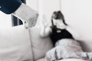 Novara, due anni di violenze tra le mura di casa: arrestato e condannato a quattro anni per maltrattamenti sulla moglie