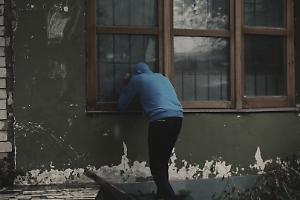 Allarme furti in Canavese: sconosciuti scavalcano una recinzione e osservano le case