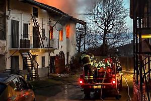 Incendio a Rivara: una donna gravemente ustionata lotta tra la vita e la morte