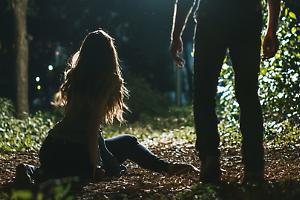 Tentato stupro a Mirafiori Sud, la protesta dei residenti scende in strada dopo l’aggressione a una ventenne