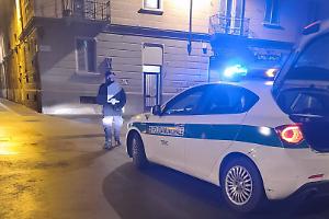 Tombino aperto in Barriera di Milano: auto danneggiata e sversamento d’olio. La denuncia di Fratelli d'Italia