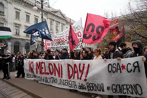 Posacenere lanciato in piazza , il confine tra protesta e reato: otto mesi al giovane del “No Meloni Day”