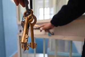 Aggressione e incendi in carcere a Torino, due agenti feriti e un padiglione sotto assedio