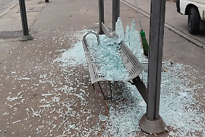 Pensilina distrutta in zona Regio Parco prima del corteo, scoppia la polemica politica a Torino