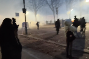 Guerriglia urbana a Torino davanti alla sede di Askatasuna