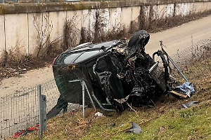 Auto si ribalta e sfonda il guardrail allo svincolo di Candiolo: paura sulla Torino-Pinerolo
