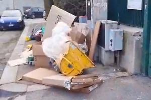 Discarica davanti all’ecocentro, ogni lunedì la stessa scena: rifiuti abbandonati e marciapiede impraticabile a Regio Parco