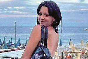 Asti, l’ultimo saluto a Zoe: tra canzoni e rose, il dolore composto di una comunità