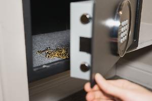 Finti tecnici del gas svuotano la cassaforte di un pensionato in Canavese: colpo da migliaia di euro, caccia alla banda