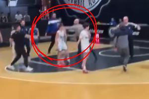 Genitore irrompe in campo e colpisce un 14enne: aggressione shock al torneo internazionale di basket giovanile (VIDEO)