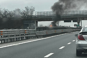 Auto in fiamme sulla tangenziale Torino-Pinerolo all’altezza di Candiolo, traffico bloccato