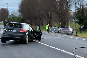 Schianto sulla 460, tre auto coinvolte: traffico in tilt