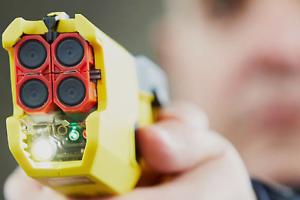 Aggredisce clienti in un locale e lancia una sedia contro gli agenti: arrestato con il taser, in casa 50 grammi di cocaina