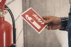 Estintori svuotati nel parcheggio: raid di minorenni tra polvere e danni alle auto