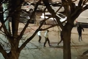 Bottiglie lanciate alle quattro del mattino in corso Taranto, residenti svegliati dalle urla (VIDEO)