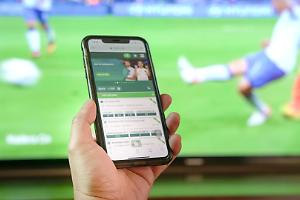 Calcio e scommesse clandestine, patteggiano i registi del sistema: orologi finti e bonifici per coprire i debiti dei giocatori di Serie A