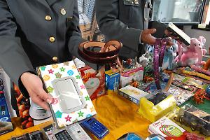 Valanga di prodotti pericolosi nei negozi: 7.700 articoli sequestrati, scatta il blitz della Finanza nel Vercellese