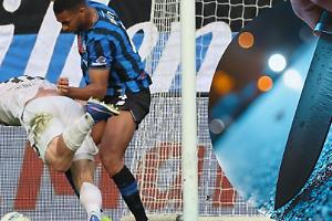 Urla contro l’arbitro, la moglie pensa siano per lei e lo accoltella: Atalanta-Napoli finisce in ospedale