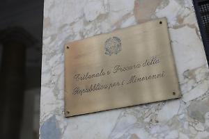 Bimbo di cinque mesi morto a Chieri dopo la caduta dalle scale: il fratellino affidato ai nonni