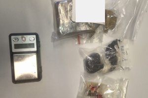 Spaccio e armi nascoste tra Mirafiori e cintura sud: arrestati due 24enni, pistola rubata dietro un muro in cartongesso