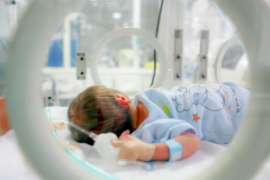 Bimbo di cinque mesi morto dopo la caduta, la Procura apre un fascicolo per omicidio colposo