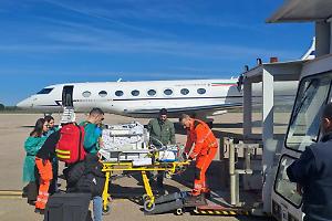 Bimbo in pericolo di vita trasportato d'urgenza da Alghero a Torino