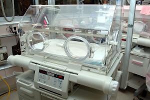 Riccardo, cinque mesi, morto dopo la caduta dalle scale: la madre indagata, il padre le resta accanto