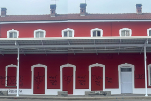 Castellamonte, l’ex stazione appena restaurata di nuovo deturpata: rabbia e amarezza in città