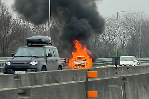 Auto in fiamme sulla tangenziale nord: paura a Borgaro, traffico in tilt