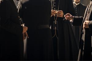 Preti piemontesi bloccati a Gerusalemme: aeroporto chiuso dopo l’escalation in Medio Oriente