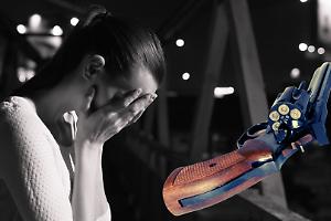 Piatti lanciati contro la figlia e un revolver nascosto in casa: arrestato 49enne