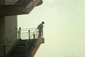 Volo dal balcone a 17 anni: Poirino sotto choc