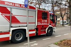 Scontro tra auto e furgone a Mirafiori Nord, mezzo ribaltato all’incrocio