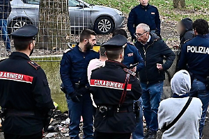 Sgombero nel parco Sempione in Barriera di Milano: 36 persone identificate a Torino