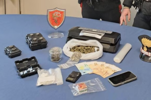 Cocaina nascosta con un magnete sotto l’auto: arrestato 27enne dopo un controllo dei carabinieri