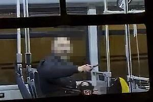 Terrore sul bus a Napoli: accoltella e sequestra un’avvocata, la folla tenta il linciaggio