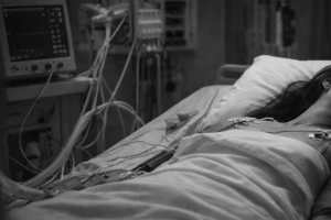 Si presenta tre volte in ospedale con forti dolori: muore a 43 anni per aneurisma cerebrale