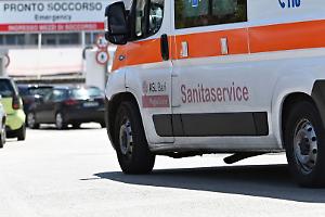 Terrore in casa, piatti lanciati contro la figlia: arrestato il padre. "Avevamo paura ci uccidesse"