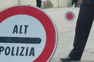 Non si ferma all’alt della polizia e fugge contromano nel centro di Torino