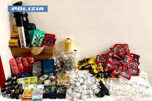 Oltre quattro chili di droga nascosti tra casa e box a Torino: arrestato un ventenne