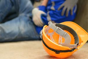 Vola dal tetto durante i lavori: muratore in coma dopo un volo di tre metri