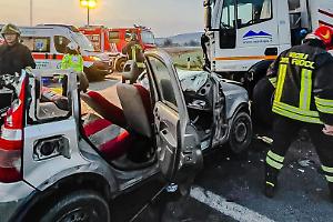 Schianto all’alba tra auto e mezzo spazzatrice: morto un uomo di 55 anni