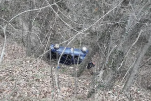 Auto fantasma nel dirupo nelle Valli di Lanzo: trovati resti umani mesi dopo l’incidente