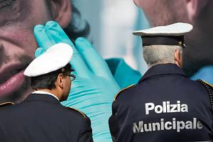 Rissa in piazza d’Armi a Chivasso: tre ubriachi si picchiano davanti ai passanti terrorizzati, un ferito in ospedale