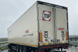 Tir si schianta contro il guardrail alla Falchera e si intraversa: traffico in tilt verso la Torino-Milano