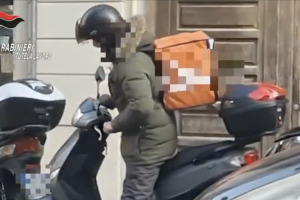 Rider pagati meno di 3 euro a consegna: inchiesta choc sul “caporalato digitale”