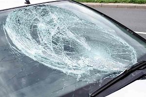 Torino-Pinerolo paralizzata all’alba: schianto tra Tesla e Clio, traffico nel caos