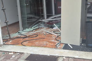 Spaccata a Borgaro: banda sfonda la vetrina usando un’auto come ariete