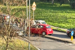 Prende male la rotonda e finisce fuori strada: incidente in via Aosta a San Mauro Torinese