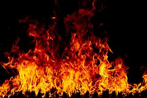 Incendio nella notte nel Canavese: tetto avvolto dalle fiamme